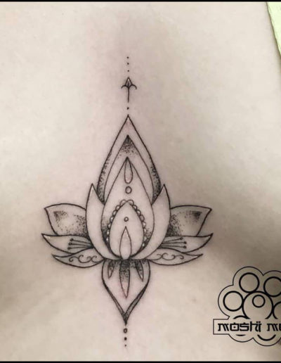 tatuaje flor loto pecho pamplona