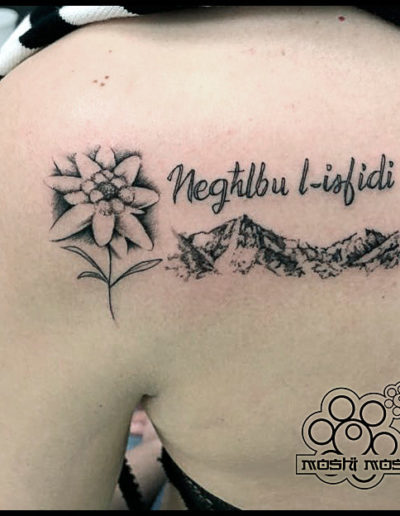 tatuaje flor omoplato pamplona