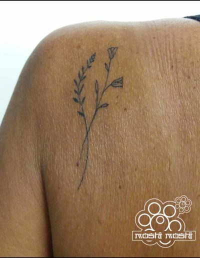 tatuaje flores hombro pamplona