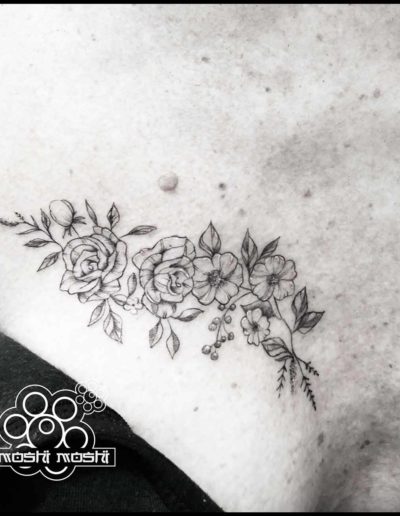 tatuaje flores pecho pamplona