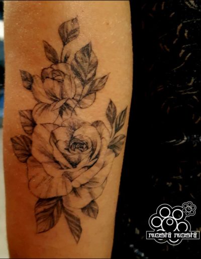 tatuaje rosa con hojas brazo pamplona
